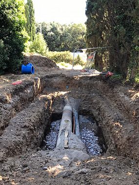 La tubazione vecchia all'interno del giardino della chiesa dove sarà installata la valvola di sezionamento