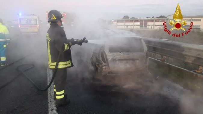 L'auto andata completamente distrutta