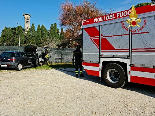 I vigili del fuoco in via Mondolfi 1