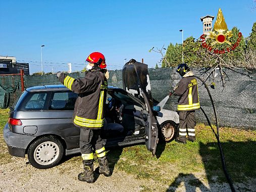 I vigili del fuoco in via Mondolfi 2 