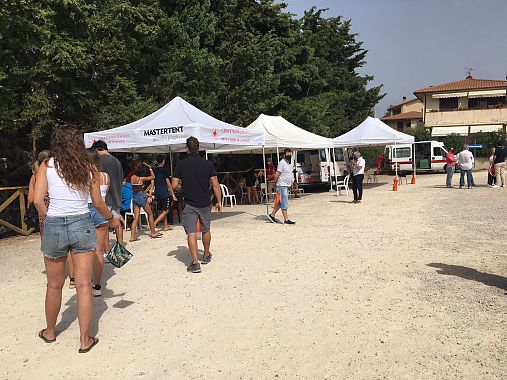 Il camper di Vaccini in spiaggia