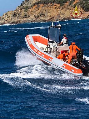 I sommozzatori dei vigili del fuoco nel mare di Livorno (foto ufficio stampa vigili del fuoco) 1