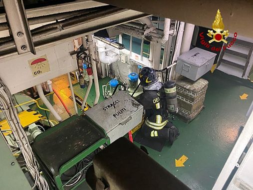 I vigili del fuoco sulla nave 1